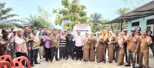 Tingkatkan Yankes Masyarakat, Dinkes dan Anggota DPRD Serahkan Ambulans untuk Pustu Tegar