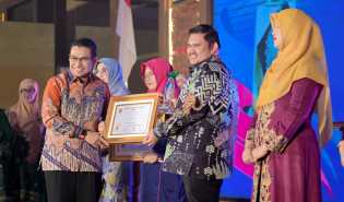 Bupati Bengkalis Raih Anugerah Baiduri, Wujud Apresiasi Perempuan