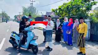 Semarakkan Semangat Kemerdekaan, Bagikan Puluhan Bendera Merah Putih